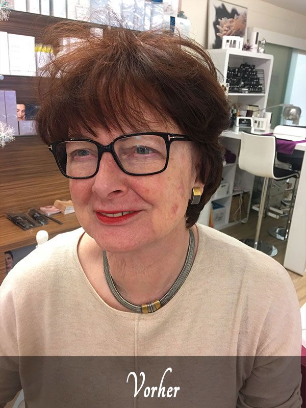 Frau vor Make-up vom Visagisten