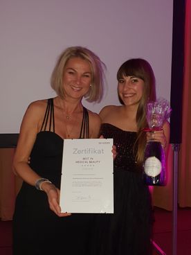 Edith Mörwald mit Zertifikat